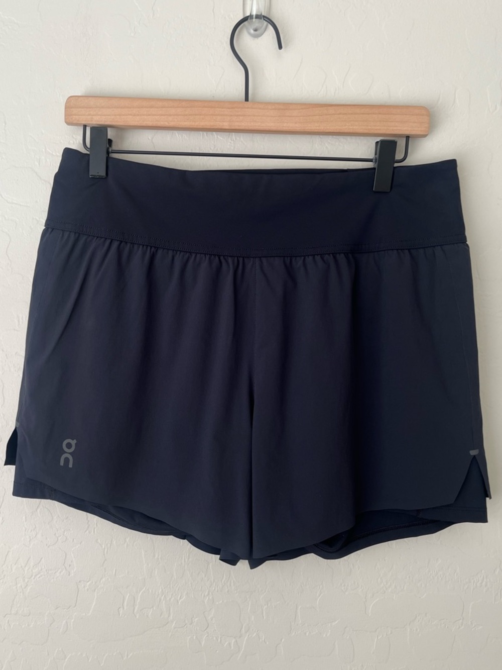 On run on clouds running shorts black large - Picture 4 of 7